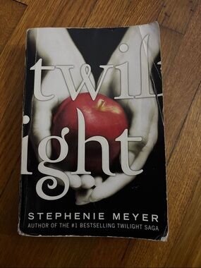 Twilight 
STEPHENIE MEYER